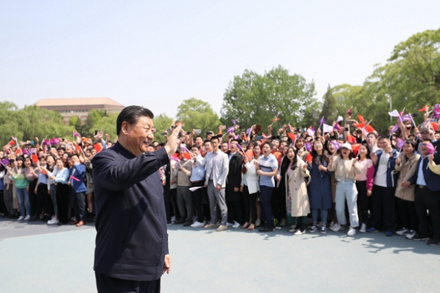 지난해 4월 19일 시진핑 중국 국가주석이 개교 110주년을 맞은 칭화대를 방문한 모습. 칭화대는 시진핑의 모교이기도 하다. /신화망