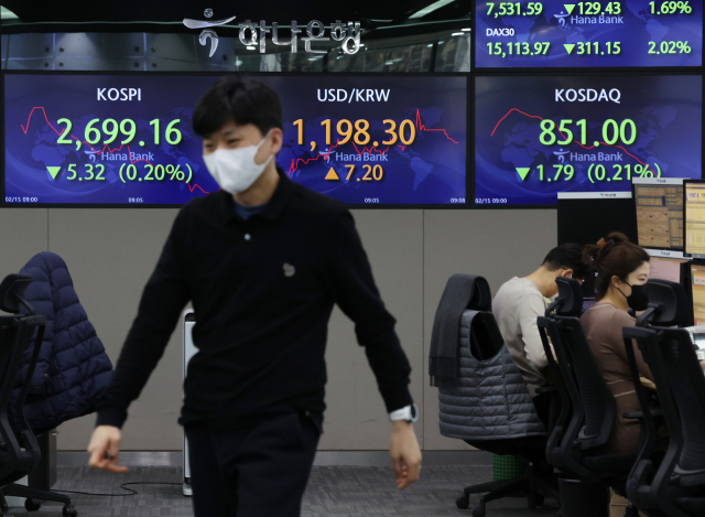15일 오전 서울 중구 하나은행 딜링룸에서 직원들이 업무를 보고 있다./연합뉴스