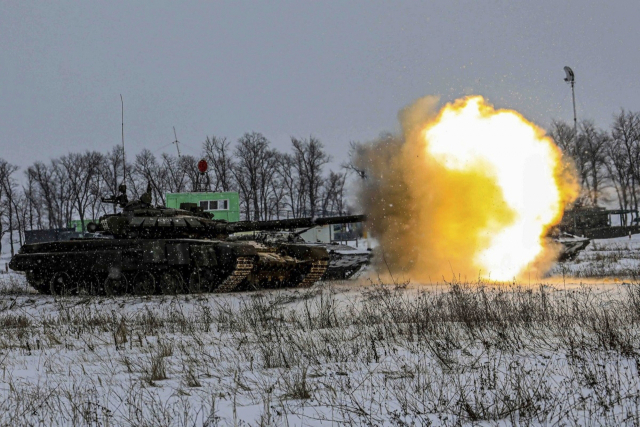 14일(현지 시간) 러시아 북서부 레닌그라드에서 기갑부대 탱크가 포 사격 훈련을 하고 있다. 러시아군은 최근 우크라이나를 3면에서 포위한 형태로 병력과 장비를 집결시키고 곳곳에서 훈련을 벌여 양국 간 군사 충돌 위기감이 고조되고 있다. 레닌그라드=AP연합뉴스
