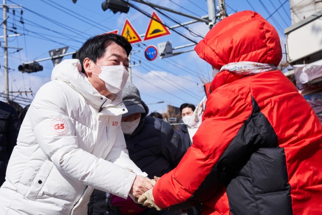 안철수 국민의당 대선 후보가 15일 오후 경북 안동시 안동 신시장에서 시민들과 인사하고 있다. /사진=국민의당 제공