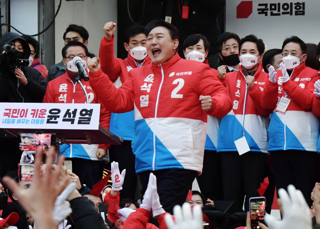 윤석열 국민의힘 대선 후보가 15일 오후 부산 서면 젊음의거리에서 열린 거점 유세에서 지지자들의 환호에 어퍼컷 세리머니로 답하고 있다. /성형주 기자