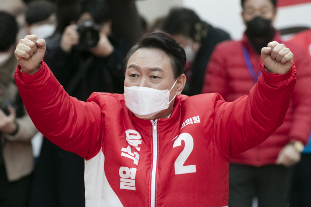 윤석열 국민의힘 대선 후보가 15일 오후 부산 서면 젊음의거리에서 열린 거점 유세에서 지지자들의 환호에 두 팔 들어 화답하고 있다. /성형주 기자