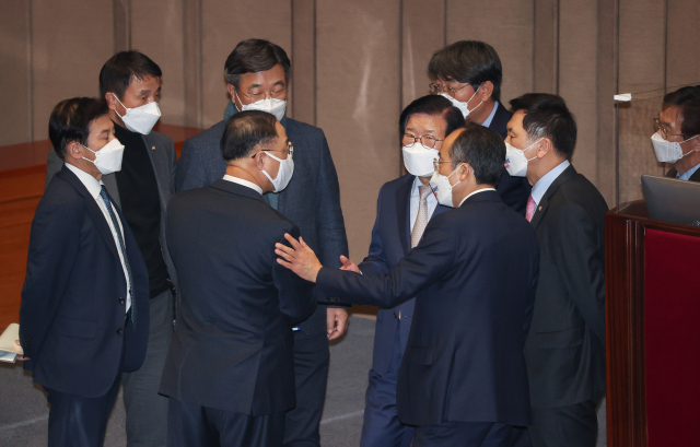 추경 재원조달 '딜레마' 빠진 정부…세출 구조조정하면 하반기 경기 둔화 우려