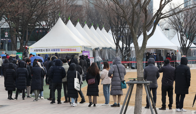 15일 오전 서울광장 선별진료소에서 시민들이 검사를 기다리고 있다. /연합뉴스