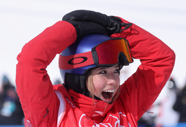 중국의 에일린 구가 15일 중국 허베이성 장자커우의 겐팅 스노우파크에서 열린 베이징 동계올림픽 프리스타일 스키 여자 슬로프스타일 결선에서 은메달이 확정되자 기뻐하고 있다. /연합뉴스