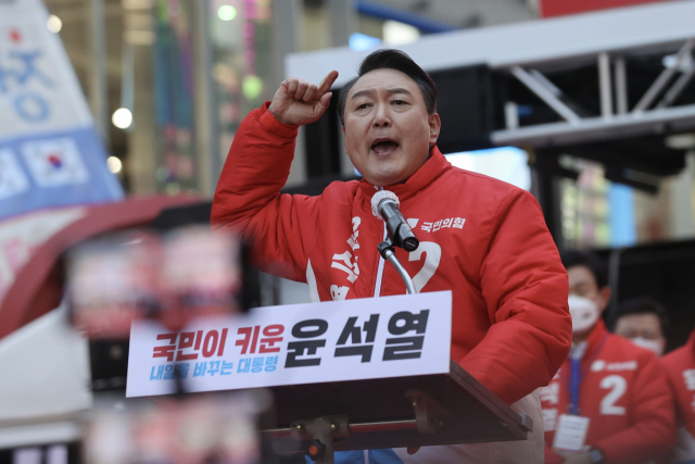 윤석열 국민의힘 대선 후보가 15일 오후 부산 서면 젊음의거리에서 열린 '청년이 함께하는 공정과 상식의 시대!' 거점 유세에서 발언하고 있다./부산=공동취재단