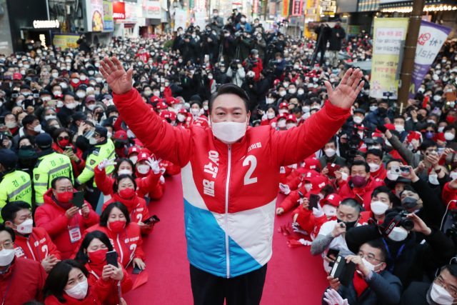 윤석열 국민의힘 대선 후보가 15일 오후 부산 서면 젊음의거리에서 열린 거점 유세에서 취재진을 향해 포즈를 취하고 있다./부산=공동취재단