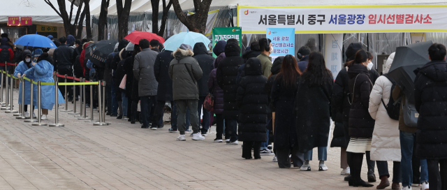 15일 오전 서울광장 선별진료소에서 시민들이 검사를 기다리고 있다./연합뉴스