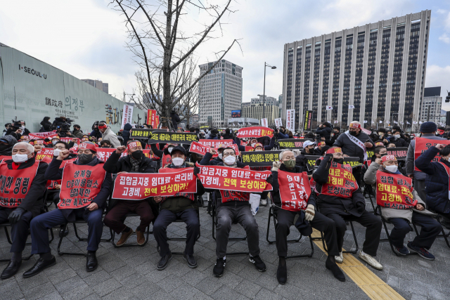 자영업자들이 15일 오후 서울 광화문 열린마당에서 ‘코로나 피해 실질 보상 촉구 및 정부 규탄대회’를 진행하며 손실 보상과 영업시간 제한 철폐를 촉구하고 있다. 연합뉴스