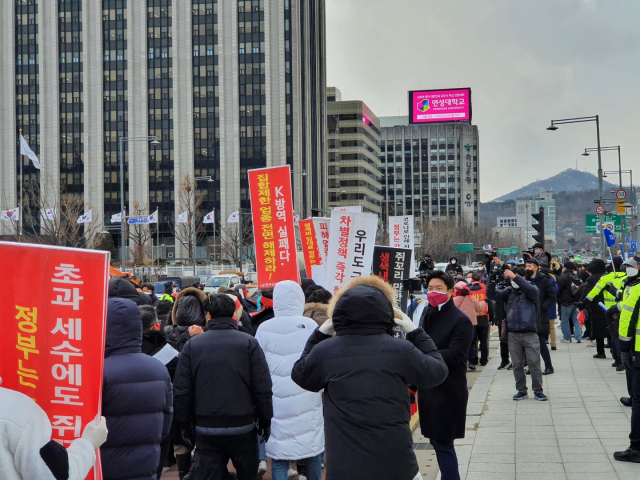 15일 서울 광화문 시민열린마당에서 ‘코로나 피해 실질 보상 촉구 및 정부 규탄대회’를 개최한 자영업자들이 청와대까지 거리 행진을 진행하고 있다. 사진=김동현 기자
