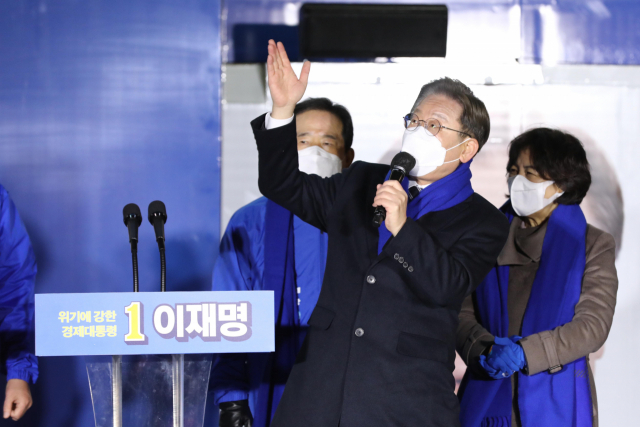 이재명 더불어민주당 대선 후보가 지난 15일 서울 강남고속버스터미널에서 열린 유세에서 지지를 호소하고 있다. / 권욱 기자