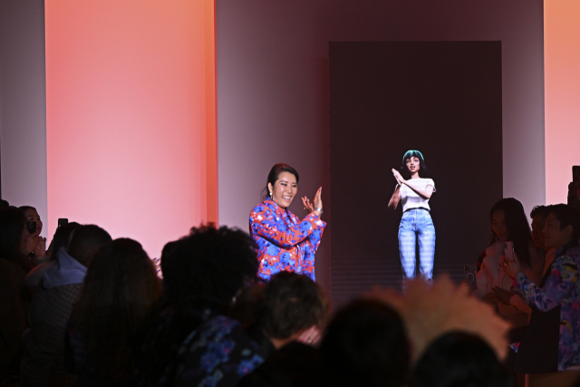 박윤희 디자이너가 뉴욕 패션위크 런웨이에 올라 틸다와 함께 인사하고 있다./사진제공=LG