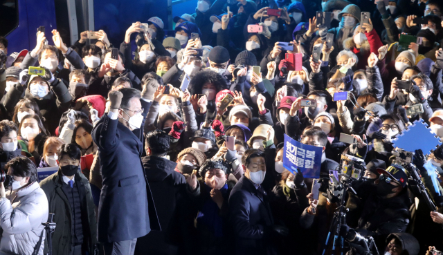 이재명 더불어민주당 대선 후보가 15일 서울 강남고속버스터미널 광장에서 열린 유세에서 지지자들의 환호에 답하고 있다. /권욱 기자