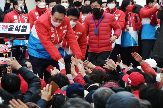 윤석열 국민의힘 대선 후보가 15일 오후 부산 서면 젊음의거리에서 열린 '청년이 함께하는 공정과 상식의 시대!' 거점 유세에서 지지를 호소하고 있다. /연합뉴스