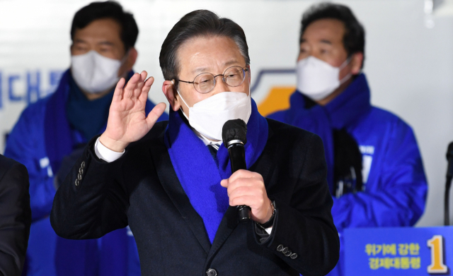이재명 더불어민주당 대선 후보가 지난 15일 서울 강남고속버스터미널 광장에서 열린 유세에서 지지를 호소하고 있다. / 연합뉴스