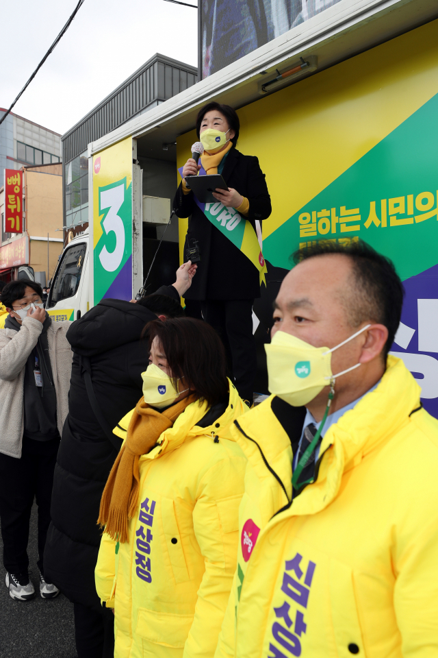 심상정 정의당 대선 후보가 16일 전남 목포시 용당동 동부시장 입구에서 지지를 호소하고 있다./연합뉴스
