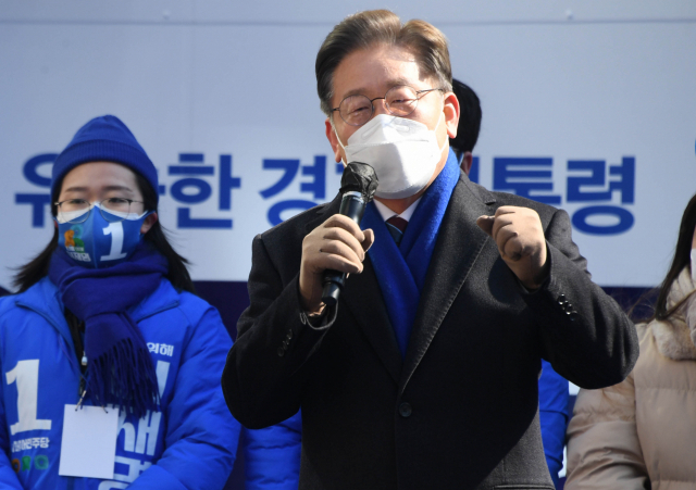 이재명 더불어민주당 대선후보가 16일 서울 강남구 강남역 인근에서 열린 선거 유세에서 지지를 호소하고 있다./성형주 기자