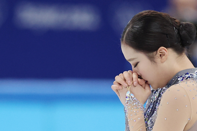 유영이 지난 15일 베이징 올림픽 피겨 여자 싱글 쇼트프로그램 경기에서 연기를 마친 뒤 기도하고 있다. 연합뉴스