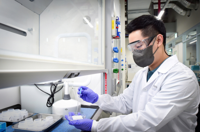 대전 LG화학 기술연구소에서 한 연구원이 지속 항균 고부가합성수지(ABS)의 물성을 테스트하고 있다. 사진 제공=LG화학