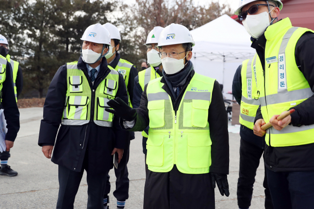 국가철도공단 김한영(오른쪽에서 두번째) 이사장이 16일 경부고속철도 대전북연결선 건설 현장을 찾아 안전조치 현황을 점검하고 있다. 사진제공=국가철도공단