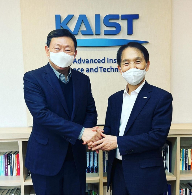 신동빈(왼쪽) 롯데그룹 회장이 한국과학기술원(KAIST)에서 이광형 총장을 만나 손을 맞잡고 있다.