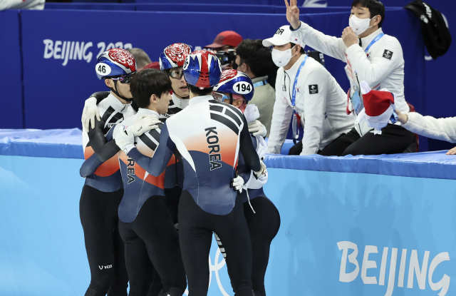 대한민국 쇼트트랙 남자 대표팀 선수들이 16일 중국 베이징 캐피털 실내 경기장에서 열린 2022 베이징 동계올림픽 쇼트트랙 5000m 계주 결승에서 은메달을 확정한 뒤 기뻐하고 있다. /연합뉴스