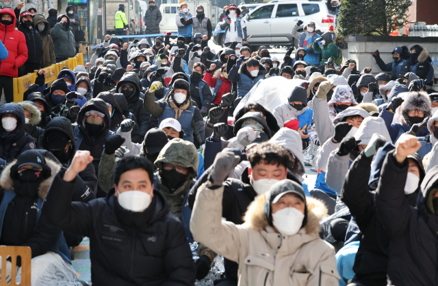 16일 오전 서울 중구 CJ대한통운 본사 앞에서 전국택배노동조합 CJ대한통운본부의 점거 농성 시위가 이어지고 있다. 연합뉴스