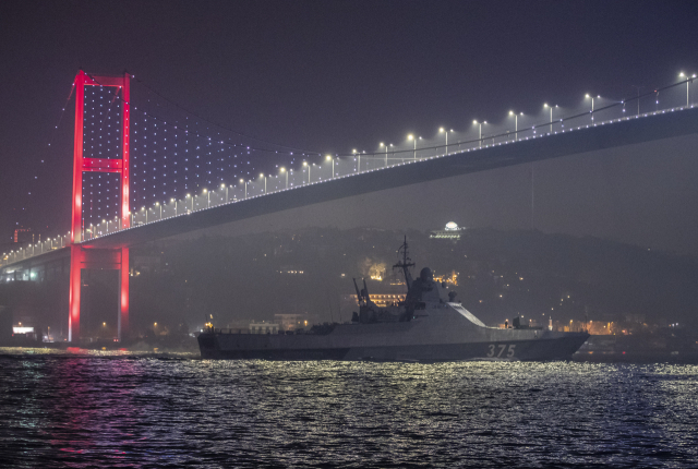 러시아 해군 경비정 드미트리로가체프375호가 16일 터키 이스탄불의 보스포루스 대교 아래를 지나고 있다. 이날 러시아 군함들은 흑해에서 훈련하기 위해 포스포루스 해협을 대거 통과했다. EPA연합뉴스