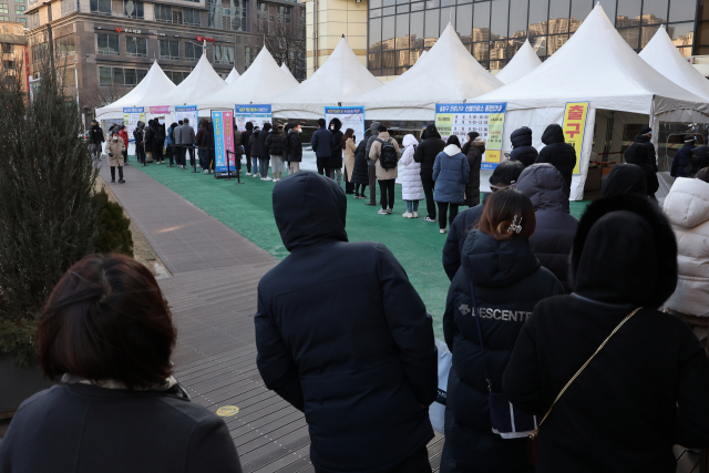 16일 오전 서울 송파구 보건소 선별진료소가 검사를 받으려는 시민들로 붐비고 있다. /연합뉴스