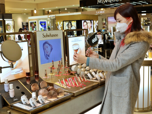 서울 중구 롯데백화점 본점의 설화수 매장에서 고객이 화장품을 살펴보고 있다./사진제공=롯데백화점