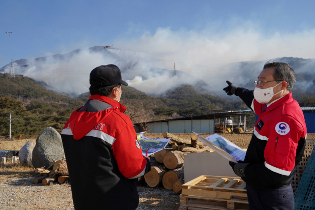 최병암(오른쪽) 산림청장이 17일 영덕군 영덕읍 산불현장에서 산불진화 작업을 지휘하고 있다. 사진제공=산림청