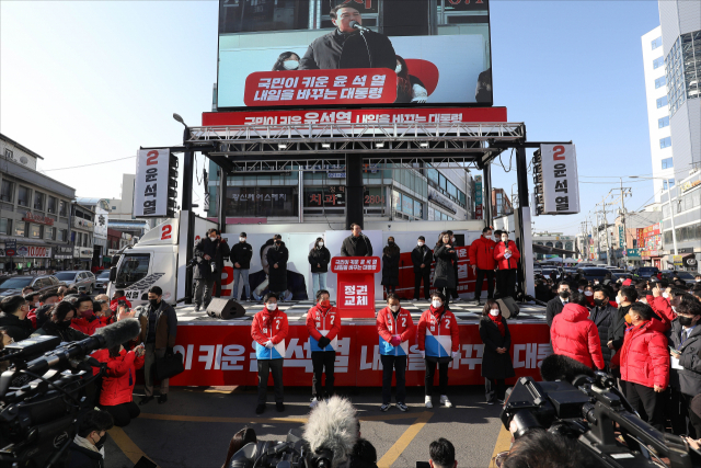 윤석열 국민의힘 대선 후보가 17일 오전 경기 안성시 중앙시장 앞 서인사거리에서 열린 유세에서 연설하고 있다./성형주 기자