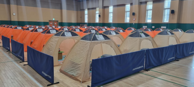 수용자 독거 격리 확보를 위해 1인용 텐트가 설치된 동부구치소 체육관 모습. 법무부