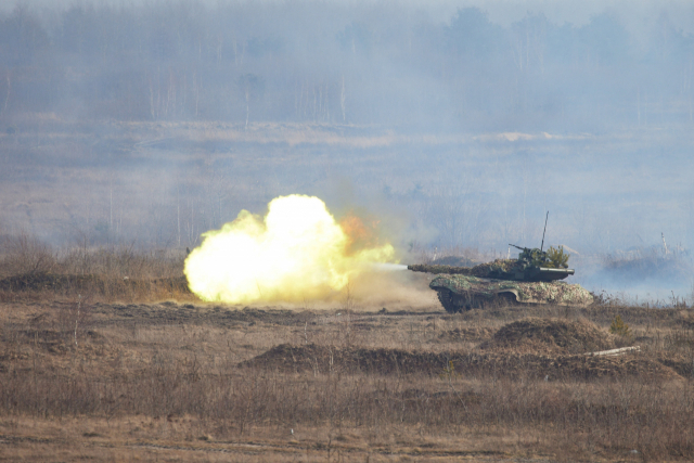 16일(현지시간) 우크라이나 북부 리브네에서 기갑부대가 러시아 침공에 대비해 전술훈련을 벌이면서 탱크로 사격을 하고 있다. 이날 훈련은 볼로디미르 젤렌스키 대통령이 직접 참관했다. 로이터연합뉴스