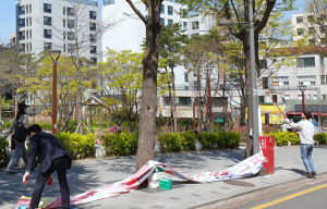지난해 서울시장 보궐선거가 끝난 4월 8일 서대문구 관계자들이 선거 현수막을 철거하고 있다. 사진 제공=서대문구