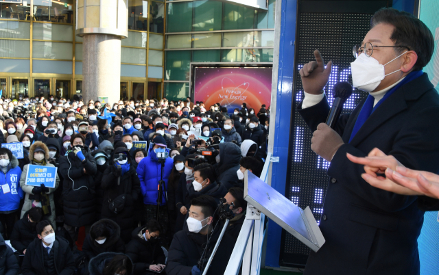 이재명 더불어민주당 대선 후보가 17일 서울 노원구 롯데백화점 앞에서 시민들을 만나 지지를 호소하고 있다. / 권욱 기자