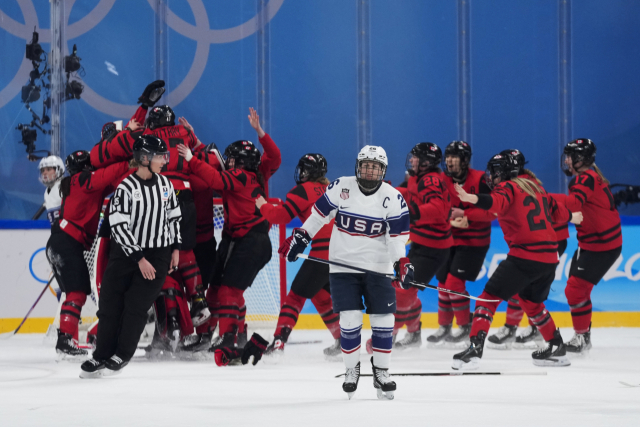17일 열린 2022 베이징 동계올림픽 여자 아이스하키 결승에서 통산 5회 우승을 확정한 뒤 환호하는 캐나다 선수들. AP연합뉴스