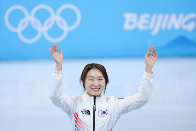 최민정이 16일 중국 베이징 캐피털 실내 경기장에서 열린 2022 베이징 동계올림픽 쇼트트랙 여자 1500m 결승에서 금메달을 확정 지은 뒤 플라워 세리머니를 하고 있다. /연합뉴스