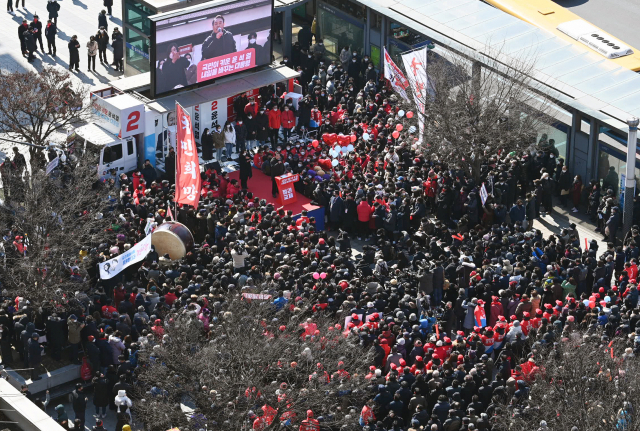 윤석열 국민의힘 대선후보가 17일 경기 성남시 분당구 야탑역 1번 출구에서 유세를 펼치고 있다./성형주 기자