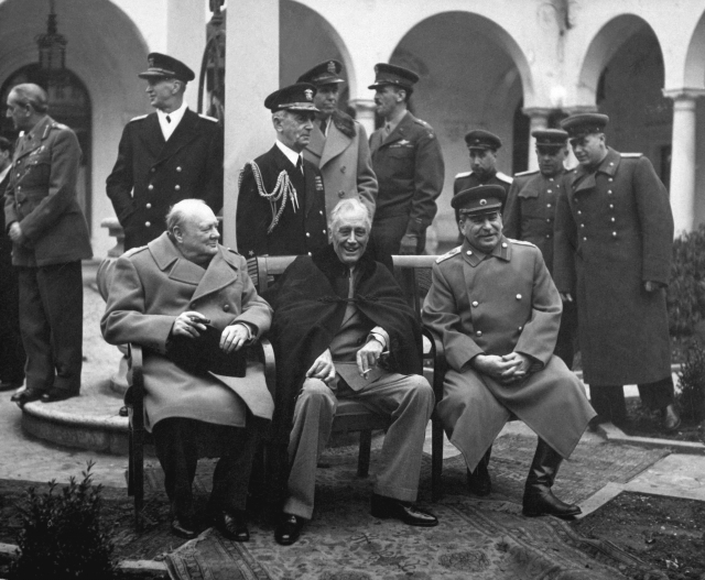 1945년 2월 9일 얄타회담의 주역인 윈스턴 처칠(왼쪽부터) 영국 수상, 프랭클린 루스벨트 미국 대통령, 요시프 스탈린 당시 소련 최고인민위원/책과함께(Library of Congress)