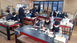 서울 노원구 목공예 체험장에서 참가자들이 목공예 작품을 제작하고 있다. 사진 제공=노원구