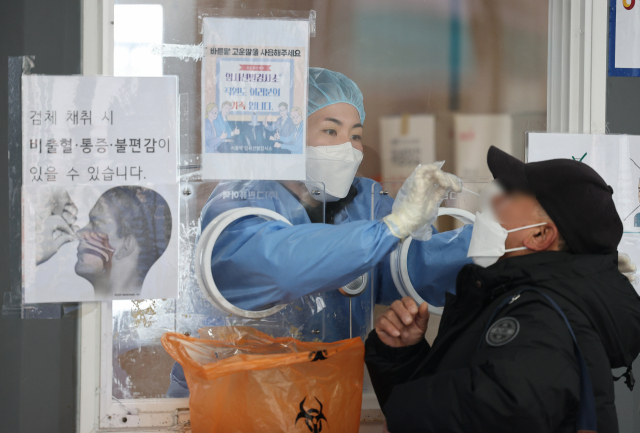 코로나19 전날 신규 확진자 수가 9만3135명을 기록하고 위중증 환자도 389명으로 급증한 17일 오전 임시 선별검사소에서 시민들이 PCR검사를 받고 있다./연합뉴스