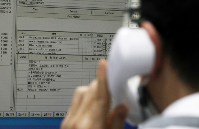 17일 서울 중구 한 병원에서 확진판정을 받은 환자와 전화로 비대면 진료를 하고 있다./권욱 기자