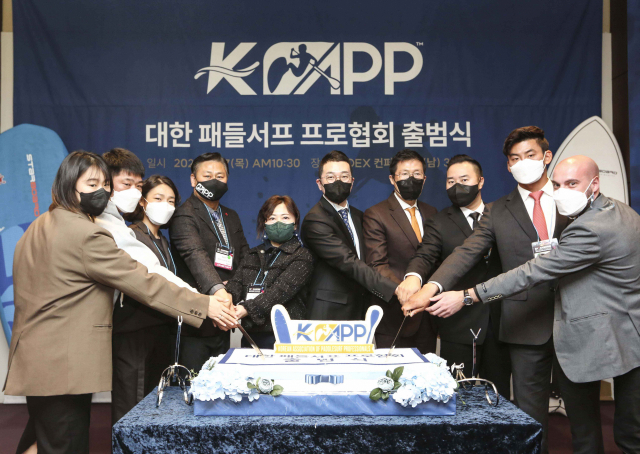 박상현(왼쪽 여섯 번째) 회장과 차범근(왼쪽 일곱 번째) 전 축구국가대표팀 감독을 비롯한 참석자들이 케이크 커팅식을 하고 있다. 사진=KAPP제공