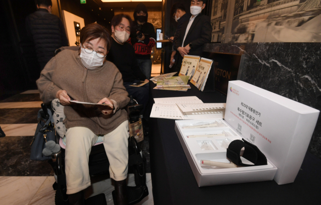 지난달 26일 서울 여의도 켄싱턴 호텔에서 중앙선거관리위원회 주최로 열린 2022년 양대선거 장애인 유권자 참정권 보장을 위한 정책간담회에서 참석자들이 모의 투표 체험을 하고 있다./국회사진기자단