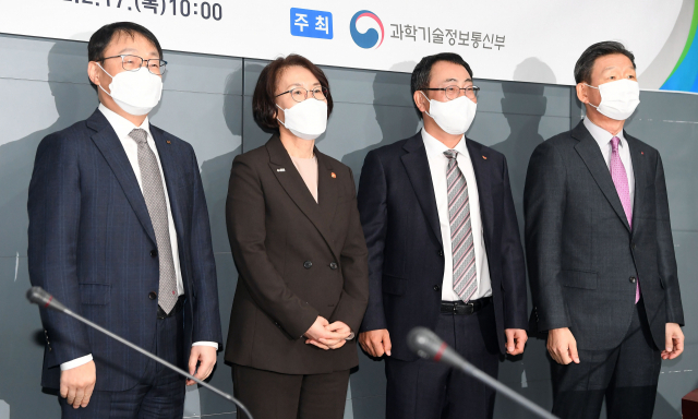 17일 오전 서울 중구 포스트타워에서 열린 과학기술정보통신부-통신3사 CEO 간담회에서 구현모(왼쪽부터) KT 대표, 임혜숙 과기정통부 장관, 유영상 SK텔레콤 대표, 황현식 LG유플러스 대표가 기념촬영하고 있다. 사진제공=연합뉴스