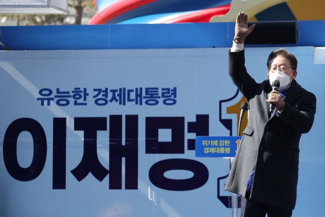 이재명 더불어민주당 대선 후보가 17일 광화문 청계광장 현장 유세에서 지지를 호소하고 있다. / 연합뉴스