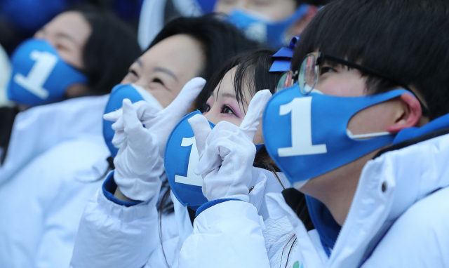 이재명 더불어민주당 대선 후보의 선거운동원들이 17일 광화문 현장 유세에서 손가락을 들어보이고 있다. / 연합뉴스