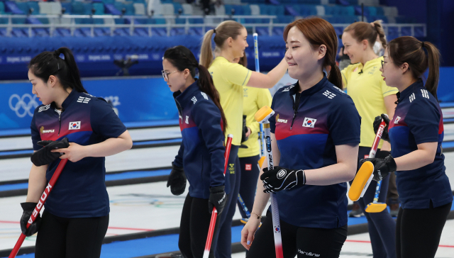 17일 중국 베이징 국립 아쿠아틱 센터에서 열린 2022 베이징 동계올림픽 컬링 여자 단체전 한국과 스웨덴의 경기에서 패한 팀킴이 아쉬워하고 있다. /연합뉴스