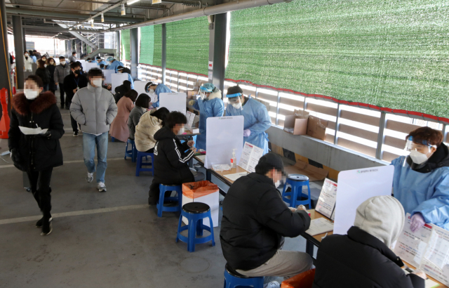 17일 오전 광주 북구선별진료소에서 시민들이 코로나19 신속항원검사를 하고 있다. /연합뉴스